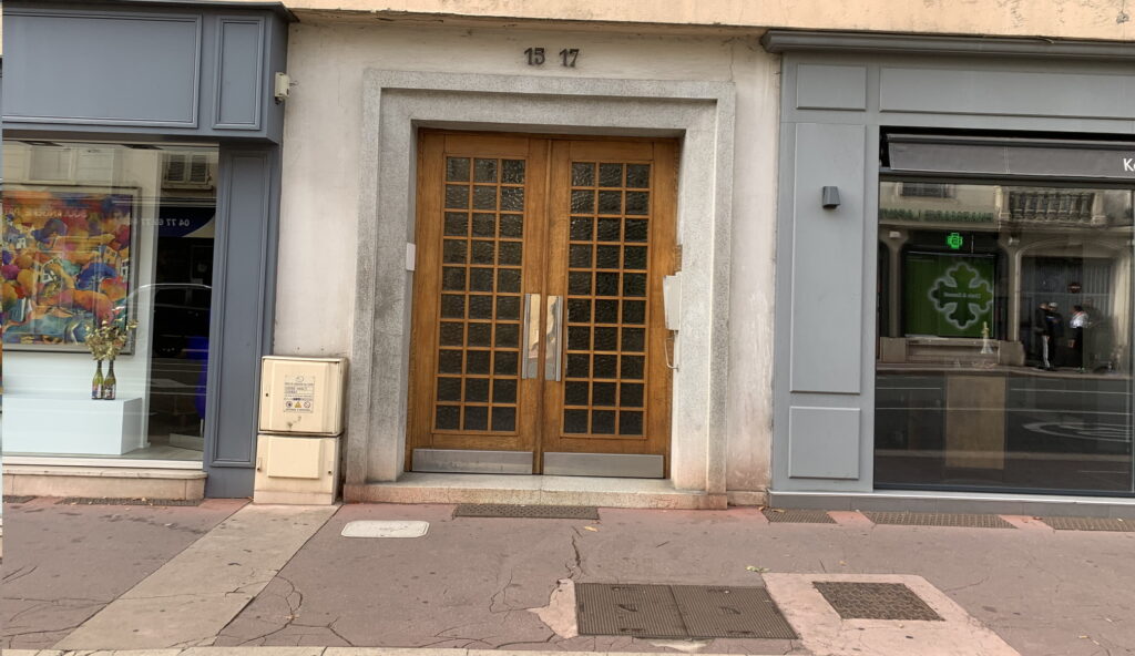 Porte d'entrée de l'immeuble du cabinet